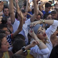 Rita Ora se rodea de la multitud en el rodaje del clip 'Shine Ya Light'