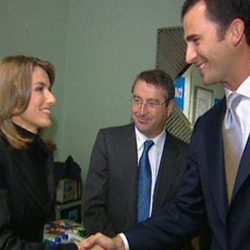 El Príncipe Felipe saluda a Letizia Ortiz en los Premios Príncipe de Asturias 2003