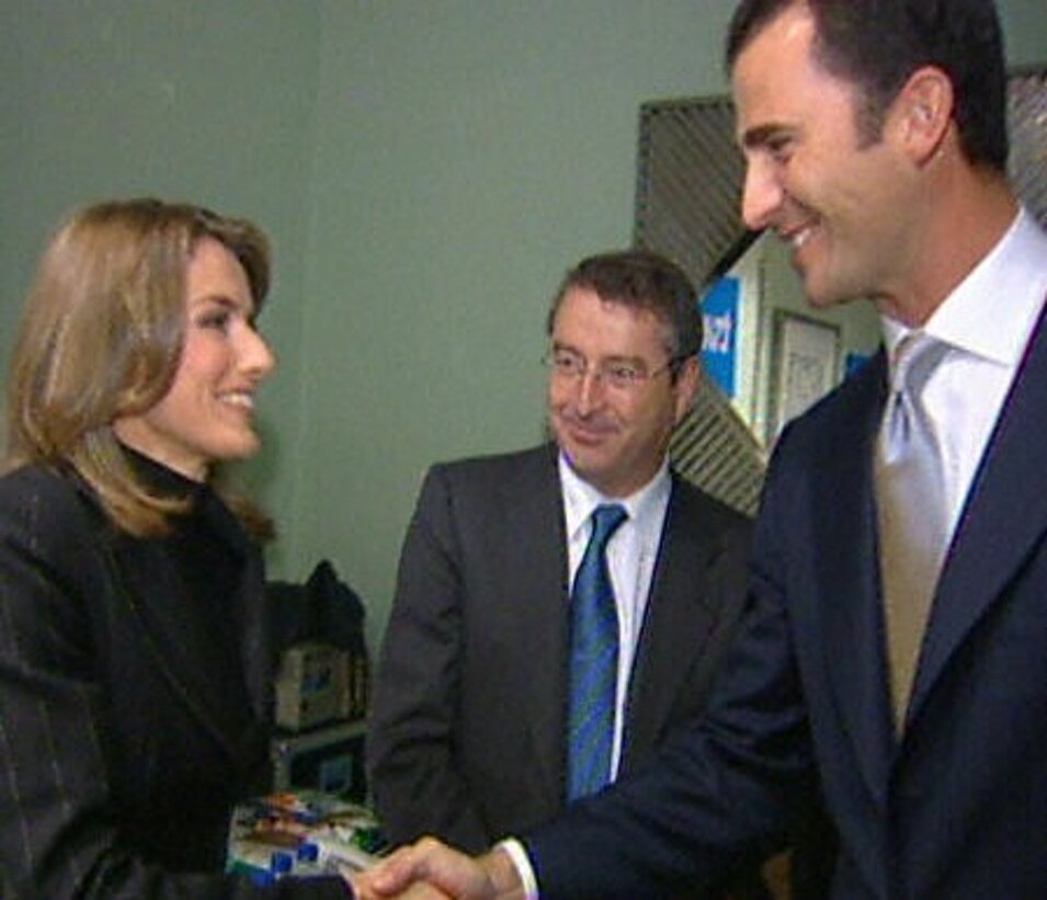 El Príncipe Felipe saluda a Letizia Ortiz en los Premios Príncipe de Asturias 2003