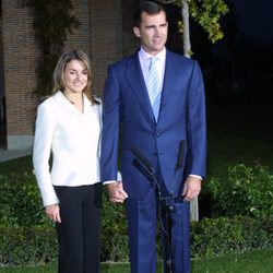 El Príncipe Felipe y Letizia Ortiz en el anuncio oficial de su compromiso en 2003