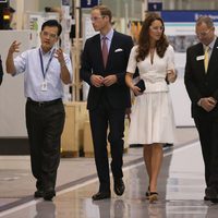 Los Duques de Cambridge durante su visita a una fábrica en Singapur