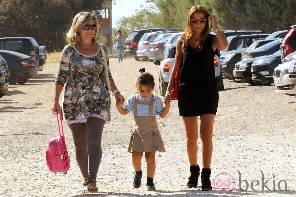 Paula Echevarría recoge a su hija Daniella del colegio