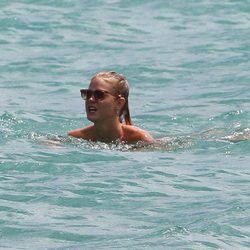 Erin Heatherton dándose un chapuzón en las playas de Miami