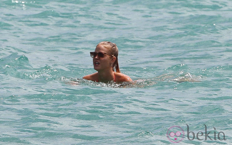 Erin Heatherton dándose un chapuzón en las playas de Miami