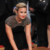 Demi Lovato plasma sus huellas en el Teatro Chino Grauman