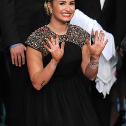 Demi Lovato muestra sus manos tras dejar sus huellas en el Teatro Chino Grauman