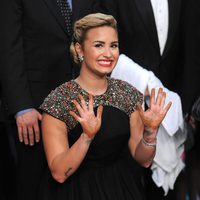 Demi Lovato muestra sus manos tras dejar sus huellas en el Teatro Chino Grauman