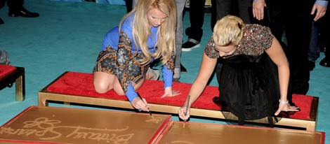 Britney Spears y Demi Lovato firman en el Teatro Chino Grauman