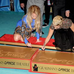 Britney Spears y Demi Lovato firman en el Teatro Chino Grauman