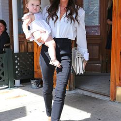 Victoria Beckham y Harper Seven a la salida de un restaurante de Nueva York