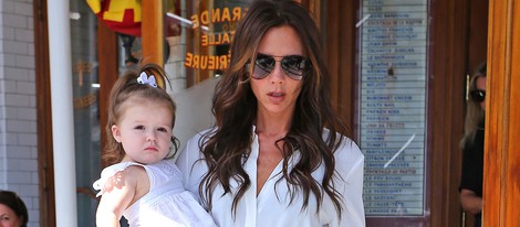 Victoria Beckham y Harper Seven a la salida de un restaurante de Nueva York