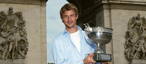 Juan Carlos Ferrero con la Copa de Roland Garros 2003