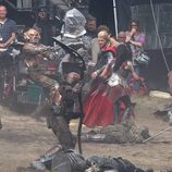 Chris Hemsworth en una escena de acción durante el rodaje de 'Thor: The Dark World'