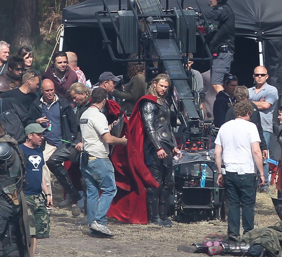 Chris Hemsworth en un descanso del rodaje de 'Thor: The Dark World'