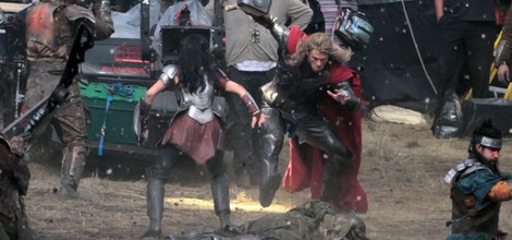 Chris Hemsworth con un mazo en el rodaje de 'Thor: The Dark World'