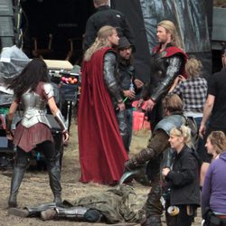 Chris Hemsworth charlando en un descanso del rodaje de 'Thor: The Dark World'