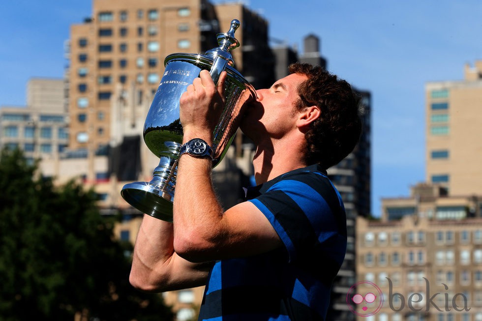 Andy Murray besa orgulloso el trofeo de US Open 2012