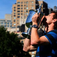 Andy Murray besa orgulloso el trofeo de US Open 2012