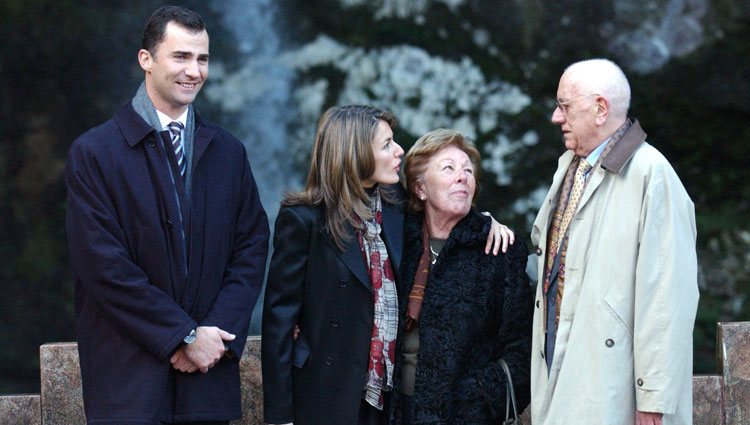 El Príncipe Felipe y Letizia Ortiz con sus abuelos paternos Menchu y José Luis 