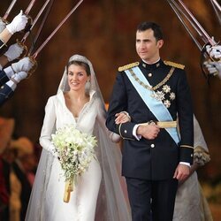 Los Príncipes Felipe y Letizia bajo un arco de sables el día de su boda