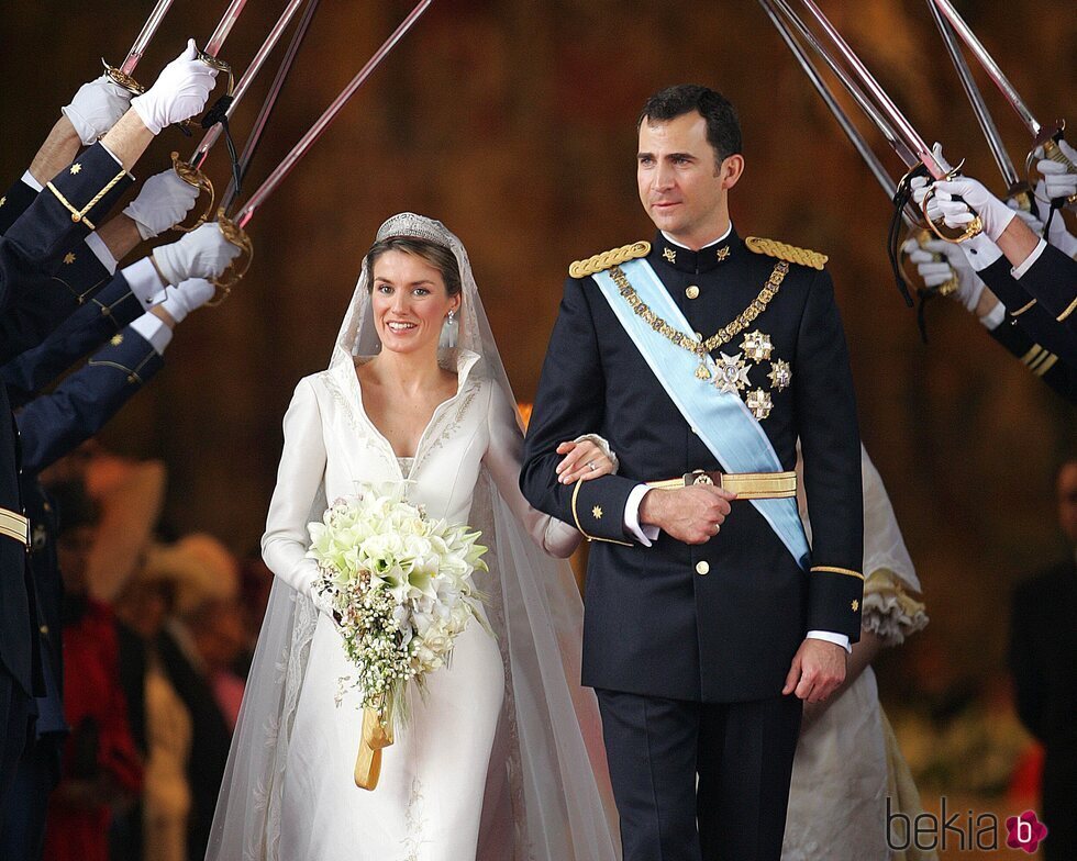 Los Príncipes Felipe y Letizia bajo un arco de sables el día de su boda