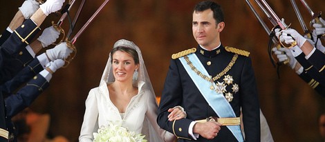 Los Príncipes Felipe y Letizia bajo un arco de sables el día de su boda