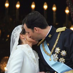 El beso de los Príncipes Felipe y Letizia el día de su boda