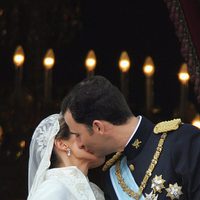 El beso de los Príncipes Felipe y Letizia el día de su boda