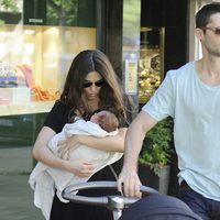 Sergio Mur y Olivia Molina con su hija en brazos paseando por Madrid