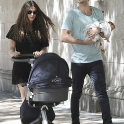 Olivia Molina y Sergio Mur con su hija en brazos paseando por Madrid