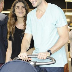 Olivia Molina y Sergio Mur muy sonrientes con su hija por Madrid