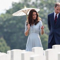 Los Duques de Cambridge visitan el Kranji War Cemetery de Singapur