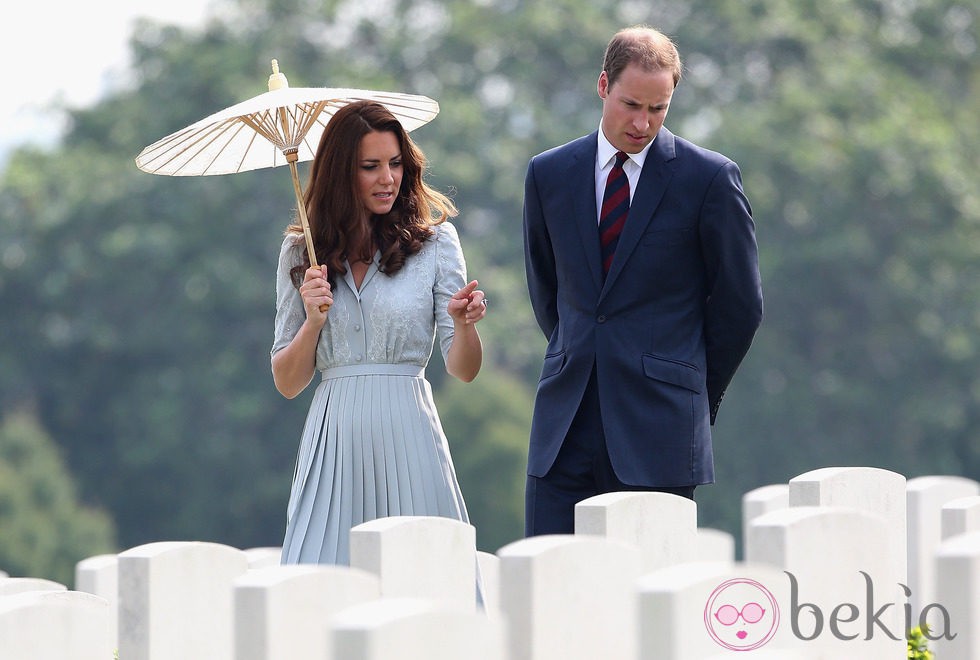 Los Duques de Cambridge visitan el Kranji War Cemetery de Singapur