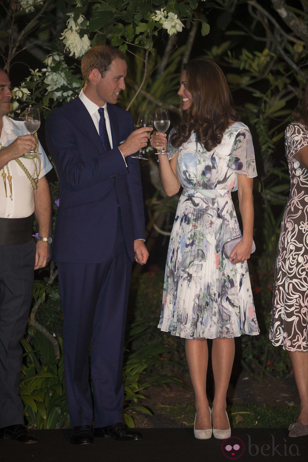 Los Duques de Cambridge brindando en Singapur