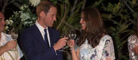 Los Duques de Cambridge brindando en Singapur