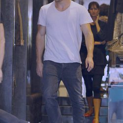 Miguel Ángel Silvestre de compras por Madrid