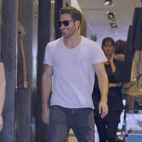 Miguel Ángel Silvestre de compras por Madrid