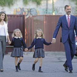 Los Príncipes Felipe y Letizia con las Infantas Leonor y Sofía en su primer día de colegio