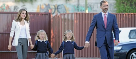 Los Príncipes Felipe y Letizia con las Infantas Leonor y Sofía en su primer día de colegio