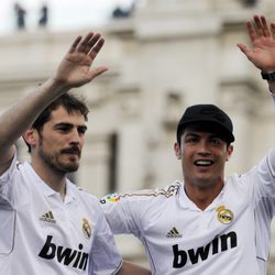 Iker Casillas y Cristiano Ronaldo celebrando el título de Liga 2012