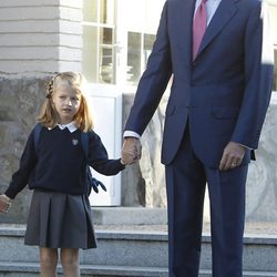 El Príncipe Felipe y su hija Leonor en el primer día de colegio de las Infantas Leonor y Sofía