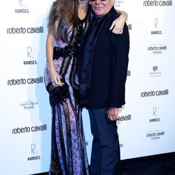 Ariadne Artiles y Roberto Cavalli en la apertura de una tienda del diseñador en Madrid