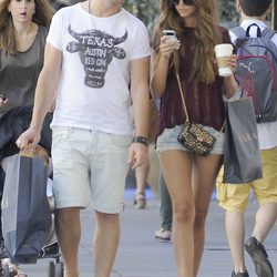 Clara Alonso y David Feito paseando por Madrid