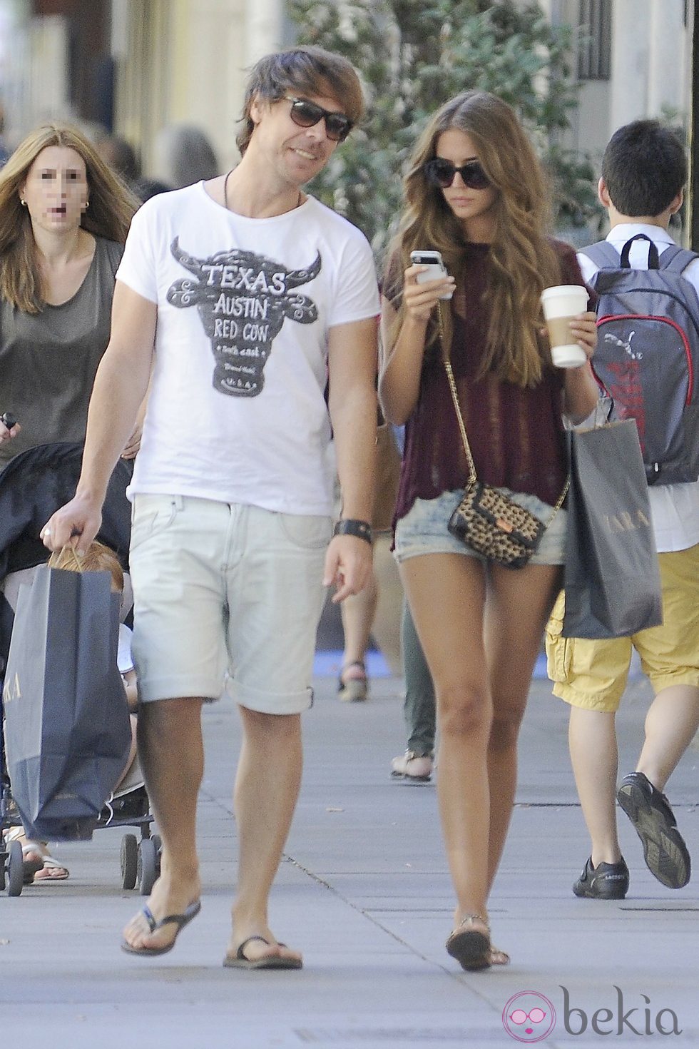 Clara Alonso y David Feito paseando por Madrid