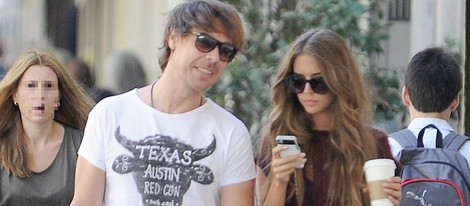 Clara Alonso y David Feito paseando por Madrid