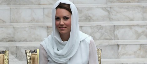 Kate Middleton con velo y sin zapatos en Kuala Lumpur