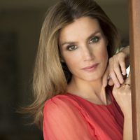 Letizia Ortiz posa vestida de rojo para su 40 cumpleaños