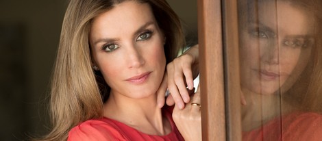 Letizia Ortiz posa vestida de rojo para su 40 cumpleaños