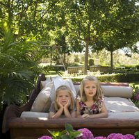 Los Príncipes de Asturias posan con sus hijas en el jardín de casa