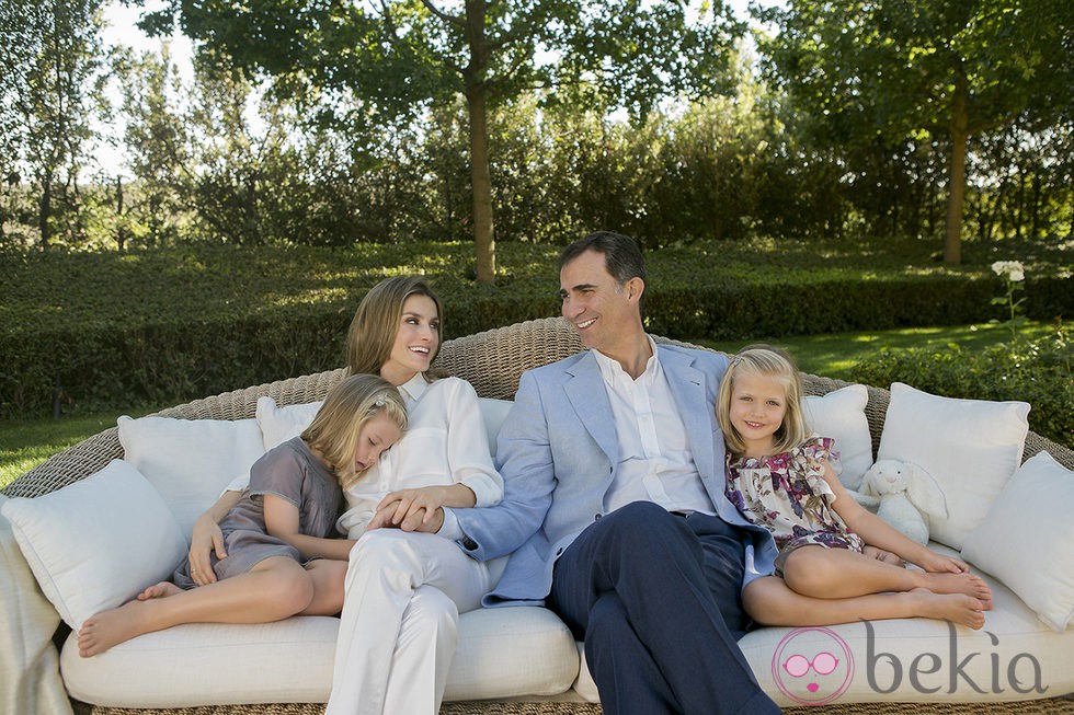 Los Príncipes Felipe y Letizia con Leonor y Sofía en el sofá del jardín